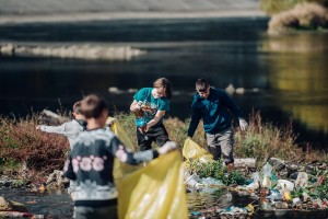 Ecologizare Caineni, toamna 2023 alaturii de elevii scolii din Cainenii Mari