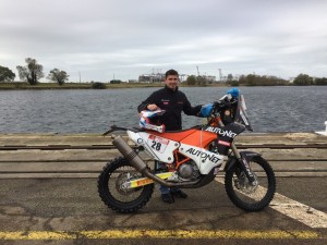 Mani Gyenes si motocicleta pentru Dakar 2018 in portul Le Havre inainte sa fie imbarcata pentru transportul catre Peru